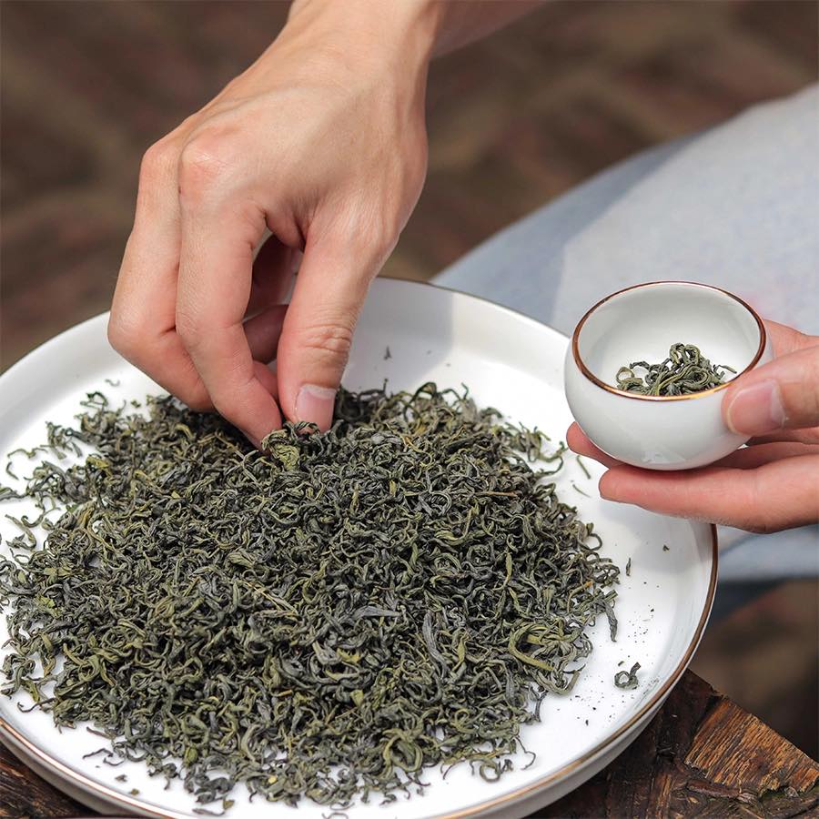 Cách chọn chè Tân Cương làm quà biếu - Hình dáng & màu sắc