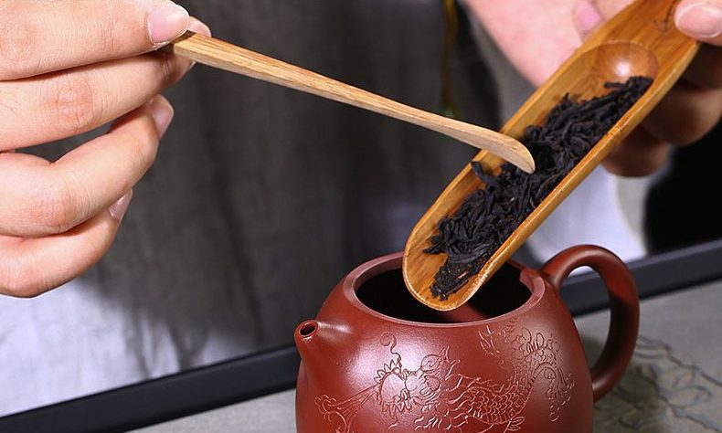 Chọn ấm chén và dụng cụ pha