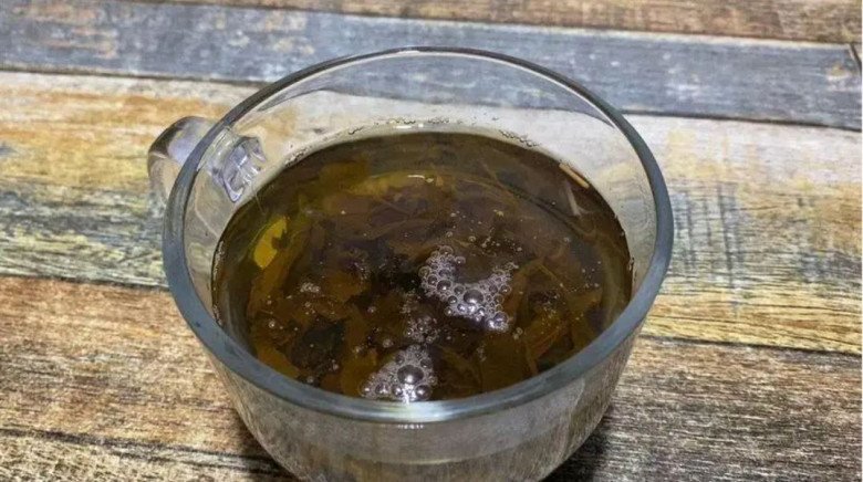 Những thói quen sai lầm khi uống trà xanh - Dùng lại nước trà để qua đêm