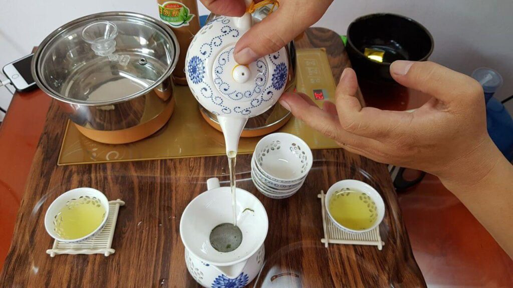 cách pha chè móc câu Tân Cương - dùng nước sạch