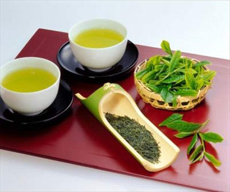 Phân biệt chè Tân Cương tẩm hương - quan sát màu sắc nước chè