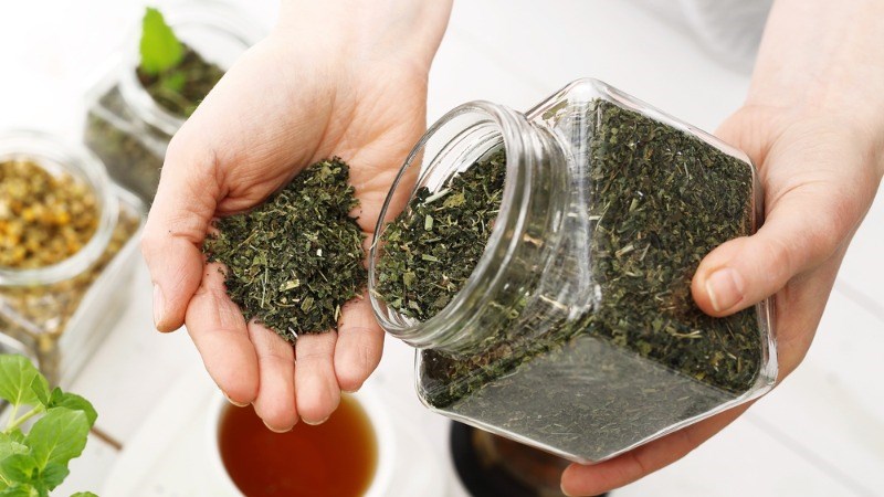 Cách xử lý chè Tân Cương bị mốc - bảo quản hộp kín